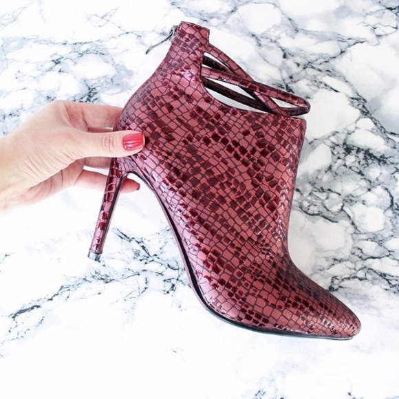 TSH Shoes - "Living on the Edge" (CLOSING CLOSET SALE)